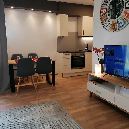 In Zentrumnahe Mit Balkon,internet,tv Und Sky Apartment